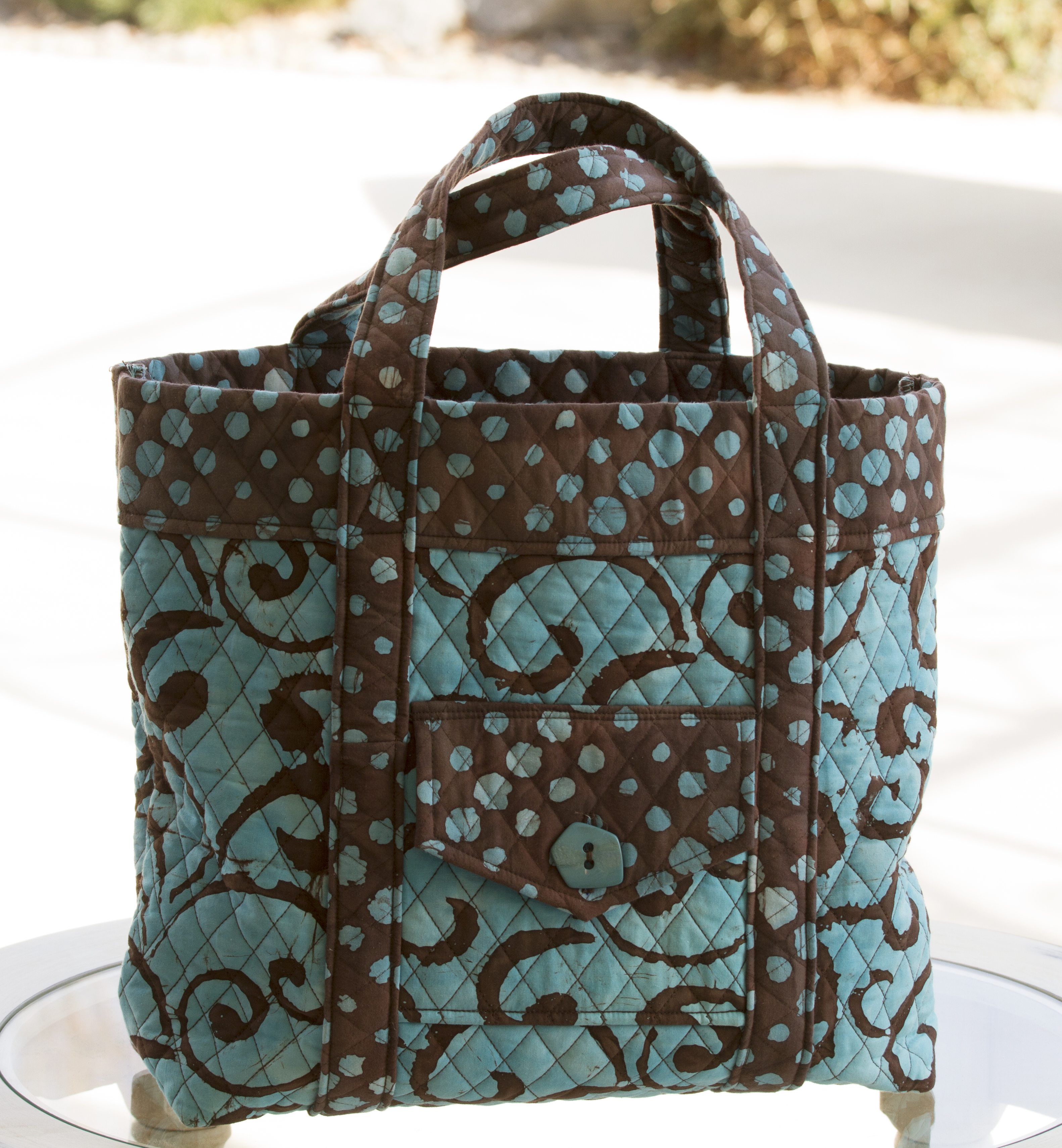 Tote bag sewn with quilted fabric. http:.lifeatthecottage